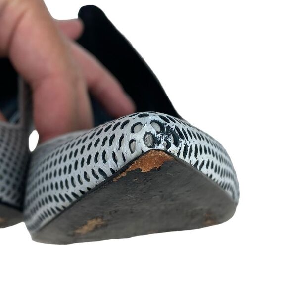 L.A.M.B. Perforated Leather Pointed Toe Stiletto Pumps Shoe Y2K Sz 9 Light Gray - Picture 13 of 13